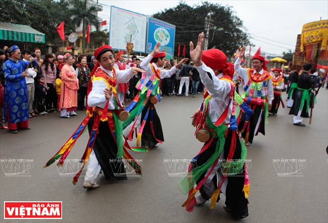 Les danseurs se bousculent et​ s'amusent avec les spectateurs.