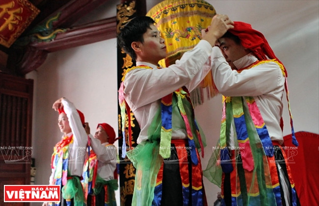 Les danseurs se déguisent en femmes en portant des robes colorées​, un beau maquillage et un fanchon sur la tête. 