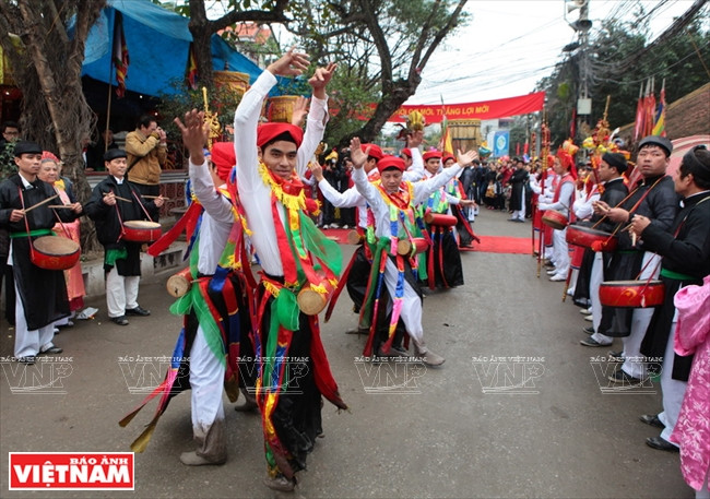 Les danseurs dans une rue du village de Triêu Khuc. 