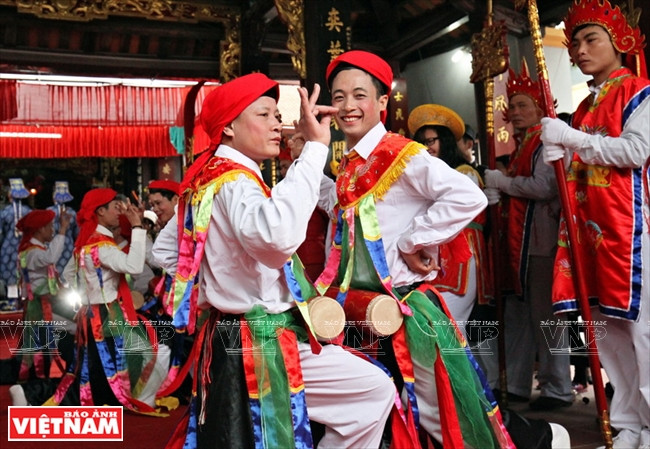 De là vient l’adage des Hanoïens : «Affriolante comme les danseuses de «bông». 