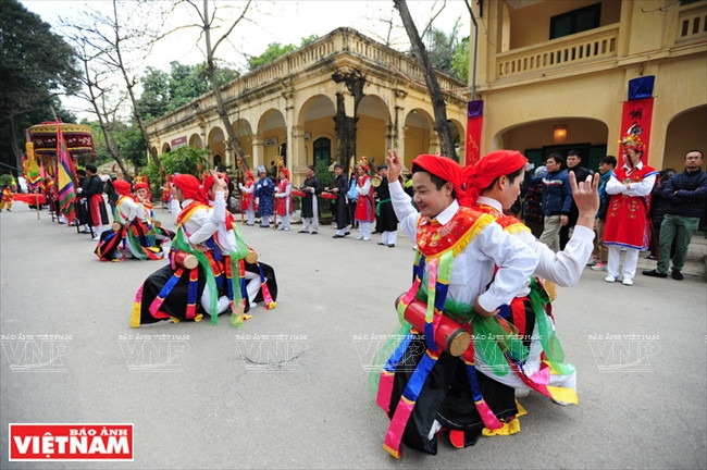 Le trait unique de cette danse est que les jeunes villageois se déguisent en femmes pour danser avec des tambours cylindriques. 
