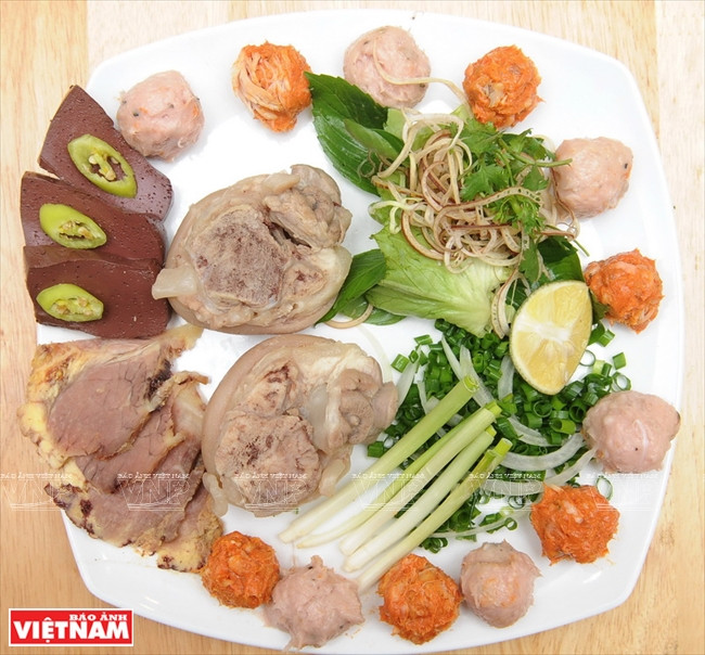 Les ingrédients sont pieds de porc, sang de porc bouilli, boulette de hachis de crabe ou de bœuf, viande de bœuf et fines herbes.