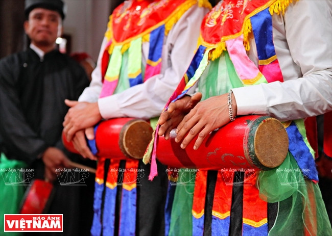 Ils portent sur leur ventre un tambour cylindrique appelé tambour «bông».