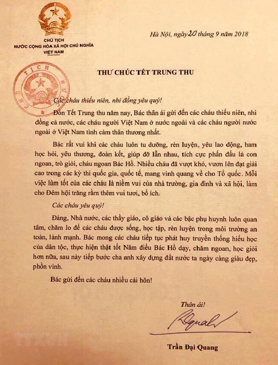  Le 20 septembre, le président Tran Dai Quang adresse une lettre aux enfants pour leur formuler ses meilleurs voeux à l’occasion de la Fête de la mi-automne. 