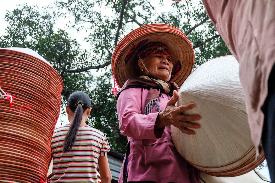  Un chapeau conique coûte de 40.000 à 60.000 dôngs en fonction de sa qualité.