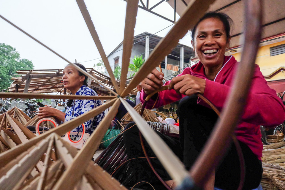Un chapeau conique de Chuông nécessite environ cinq heures de travail, avec une concentration totale.