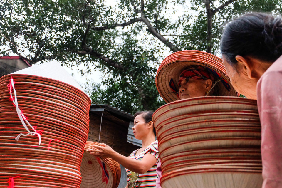 Les chapeaux coniques du village de Chuông sont préférés par les consommateurs grâce à leur prix raisonnable, leur bonne qualité et leur facilité d’utilisation. En plus du marché domestique, ils sont exportés à l’étranger.