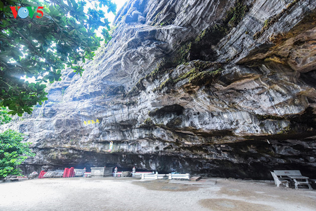  La pagode Hang est aménagée dans une grotte creusée dans un rocher sédimentaire, haute de plus de 3m et large de plus de 20m, à 2-3m d’altitude.