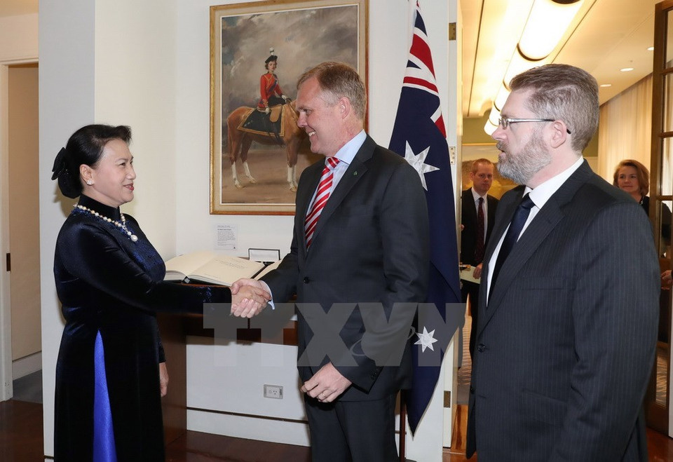 Nguyen Thi Kim Ngan rencontre les présidents du Sénat Scott Ryan et de la Chambre des représentants Tony Smith (centre).