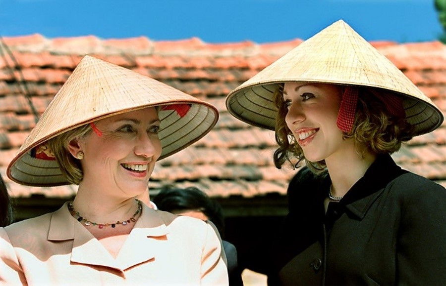 Les chapeaux coniques de Chuông ne cessent de changer de modèle et de style pour répondre aux goûts des Vietnamiens comme des étrangers. Photo: Tienphong.
