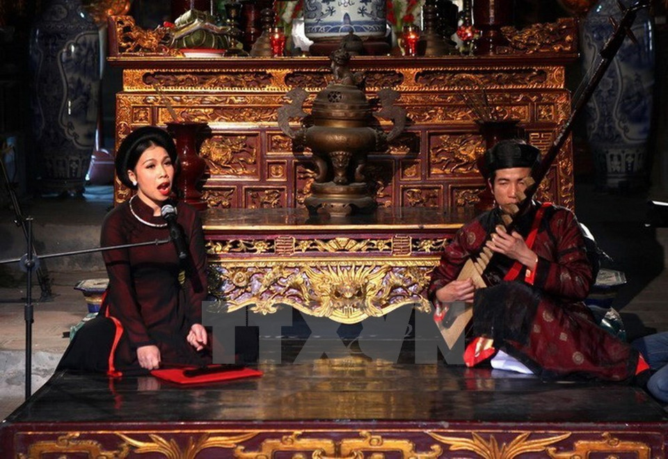 Le Ca tru (chant des courtisanes) est un art folklorique du Vietnam qui a été reconnu en 2009 par l'UNESCO en tant que patrimoine culturel immatériel à protéger d'urgence. 