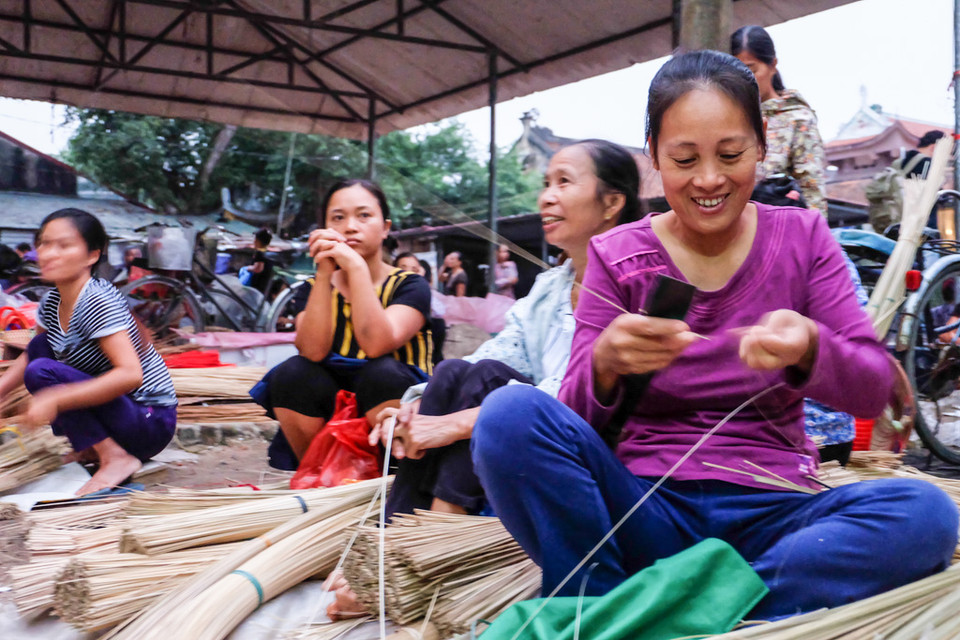 Aujourd’hui, les villageois ont toujours la passion de leur métier: la fabrication de "nón lá" est non seulement un moyen de gagner leur vie, mais aussi une tradition et, plus encore, l’âme du village de Chuông.