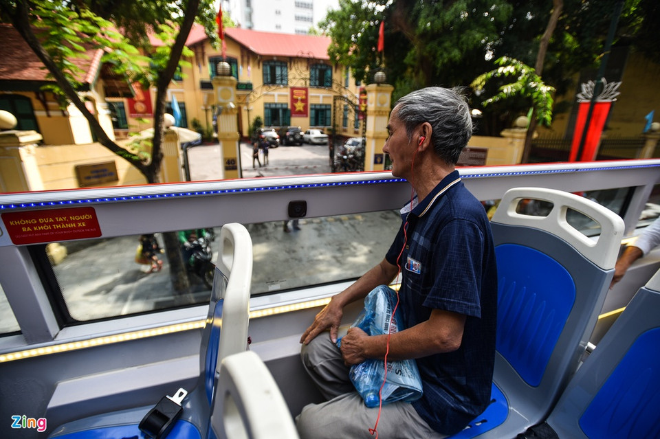 Les bus se déplacent lentement pour permettre aux visiteurs d'admirer confortablement les sites touristiques de la capitale. Photo: Zing