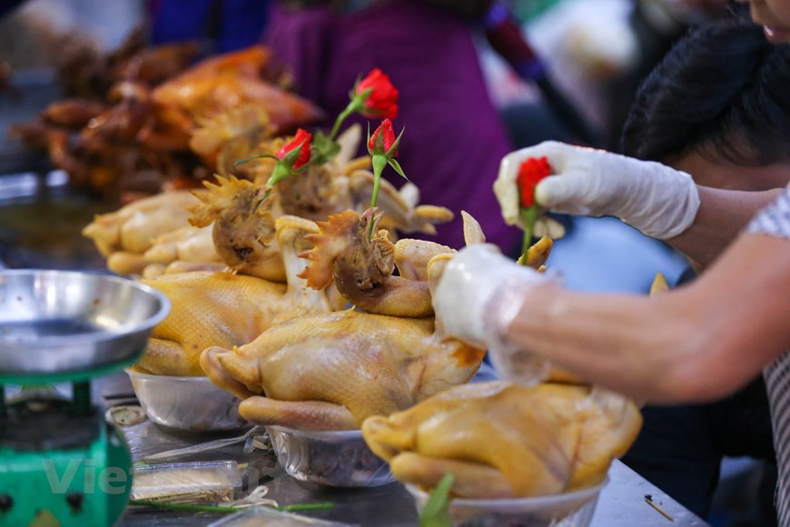Le poulet bouilli est vendu au prix de 400.000 dongs le kilo. Photo: Minh Son/Vietnam+