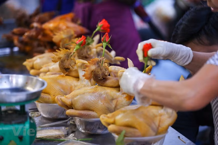 Le poulet bouilli est vendu au prix de 400.000 dongs le kilo. Photo: Minh Son/Vietnam+ 