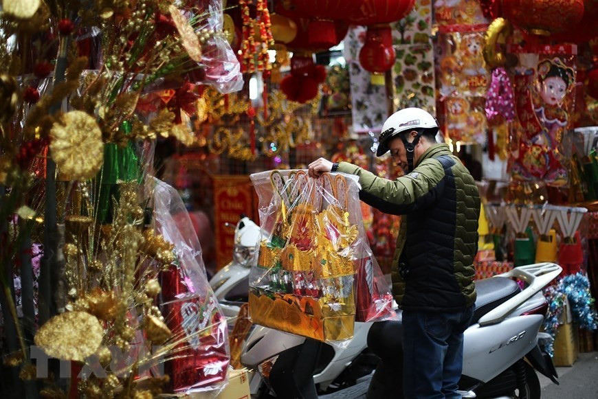 Les premières choses à acheter? Les chapeaux, les vêtements et les bottes en papier pour le Génie du foyer. Il y a aussi les carpes, qui lui servent de véhicule pour monter au ciel