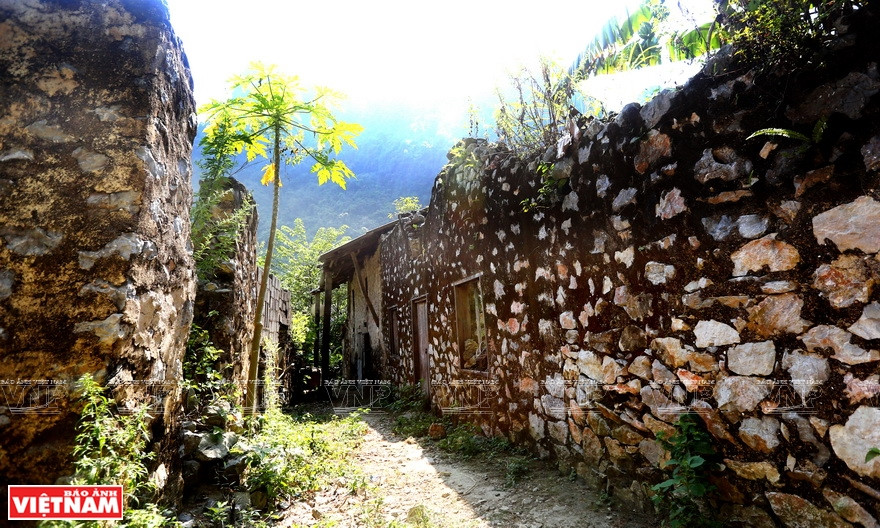 Les murs sont épais de 30 cm voire plus. 