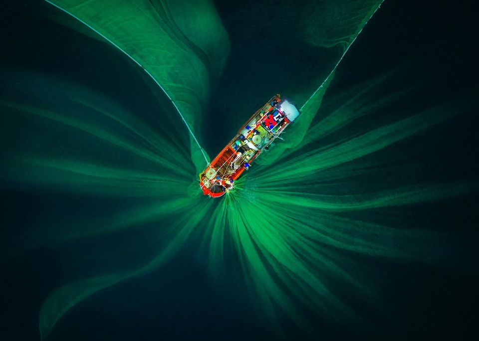 Avec le thème "Abstrait", le photographe Pham Huy Trung a présenté une œuvre très appréciée – "Filet de pêche". "Les filets de pêche à travers les lentilles de drone sont beaux comme une fleur dans la mer", a-t-il déclaré.