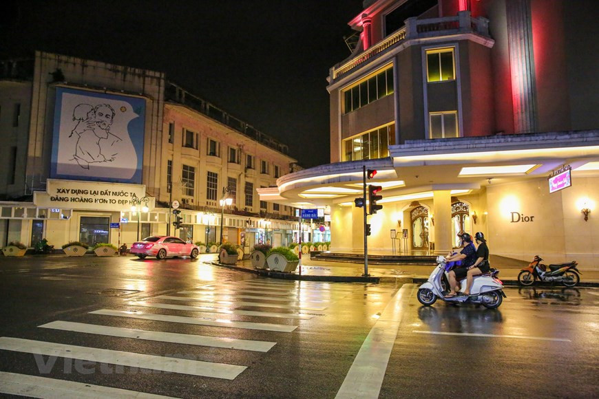 La zone piétonne autour du lac de l’Épée restituée représente un espace de 16 rues où les véhicules motorisés sont interdits à la circulation. Hanoï avait déjà expérimenté ce modèle en 2004 sur Hàng Dào et Dông Xuân ainsi que dans les quartiers de Hàng Buôm, Hàng Giây, Luong Ngoc Quyên, Ma Mây, Dào Duy Tu et Ta Hiên en 2014. La zone réservée aux piétons que l’on connaît aujourd’hui a officiellement été mise en place le 1er septembre 2016. Les rues concernées sont Dinh Tiên Hoàng, Hàng Khay, Lê Thái Tô, Lê Lai, Lê Thach, Trân Nguyên Han, Dinh Lê, Nguyên Xi, Tràng Tiên, Lò Su, Hàng Dâu, Luong Van Can, Hàng Bài et Bao Khánh. Photo: Vietnam+