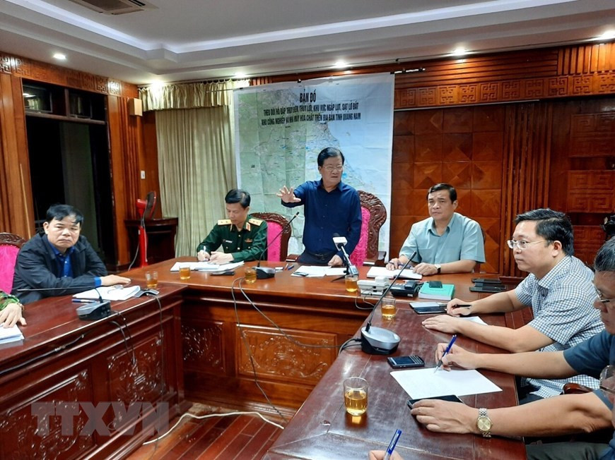 Le vice-Premier ministre Trinh Dinh Dung, Comité national de pilotage de la prévention et de la lutte contre les catastrophes naturelles dirige le sauvetage des sinistrés.