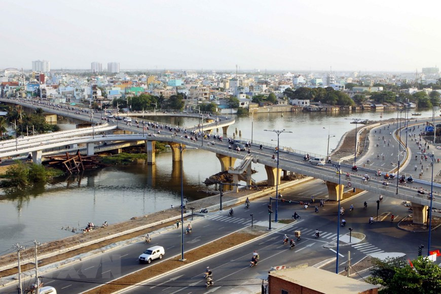 Le pont Nguyen Van Cu traverse le boulevard Est-Ouest, Ho Chi Minh-Ville. Photo: Anh Ton/VNA