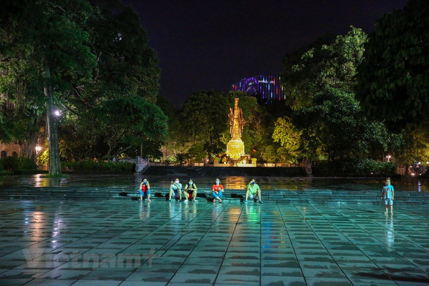 L’épidémie de COVID-19 a eu des conséquences graves sur l'industrie touristique de Hanoï. De nombreux établissements d'hébergement, et opérateurs de voyages et de séjours ont fermés leurs portes à cause des mesures d'interdiction d'entrée au Vietnam des visiteurs internationaux. Selon le service municipal du tourisme, du 28 juillet au 4 août, plus de 30.000 touristes ont annulé des circuits domestiques opérés par 33 voyagistes de Hanoï. Certaines destinations touristiques ont vu leur nombre de voyageurs chuter de 20 à 60% à la fin du juillet dès l’éclatement de la 2e vague du COVID-19 à Dà Nang. Le taux d’occupation des hôtels 3 à 5 étoiles à Hanoï est de seulement 22%. Photo: Vietnam+