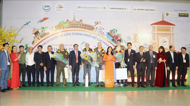 Le Service municipal du tourisme, l'Association du tourisme de Ho Chi Minh-Ville et les compagnies aériennes ont organisé à l'aéroport international de Tan Son Nhat une cérémonie d'accueil des premiers touristes étrangers de l'année 2020.