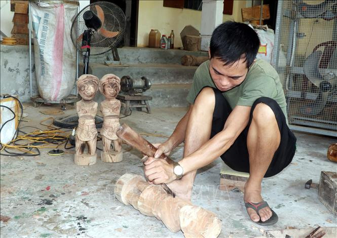 Les habitants du village de Rach, commune de Hong Quang, district de Nam Truc fabriquent des marionnettes pour des spectacles et des souvenirs.