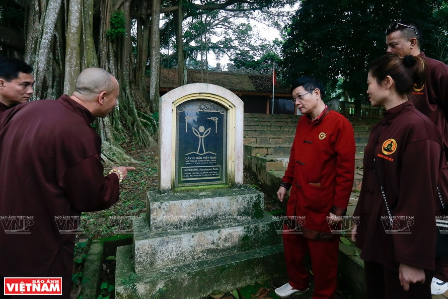 Des touristes viennent admirer ce « trésor de la nature ».