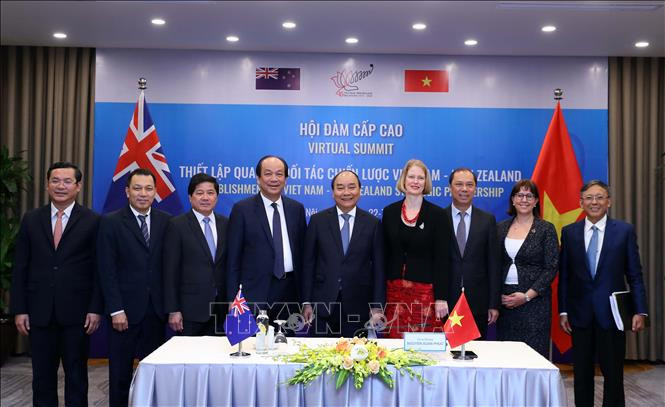 Le Premier ministre Nguyen Xuan Phuc, l'ambassadrice de Nouvelle-Zélande au Vietnam Wendy Matthews et les délégués.