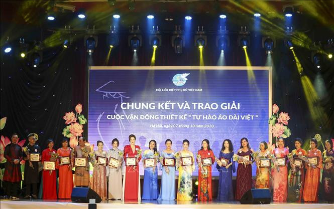 Remise des cadeaux de souvenirs aux candidats.