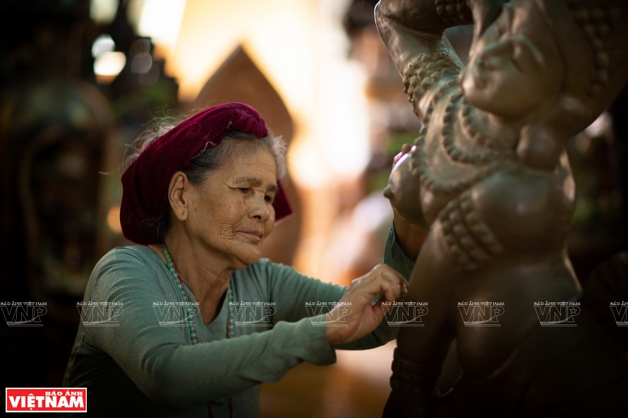 L'artisane Truong Thi Gach, âgée de 80 ans, au travail.