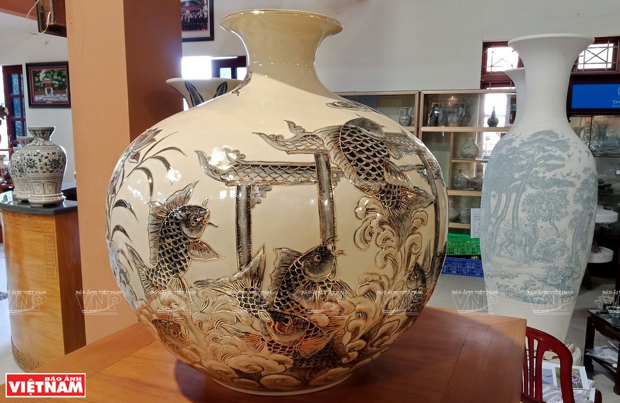 Une vase à fleurs de Chu Dau aux motifs décoratifs sophistiqués. 