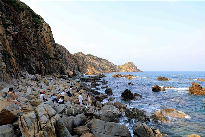 La plage rocheuse à Eo Gio attire de nombreux touristes.