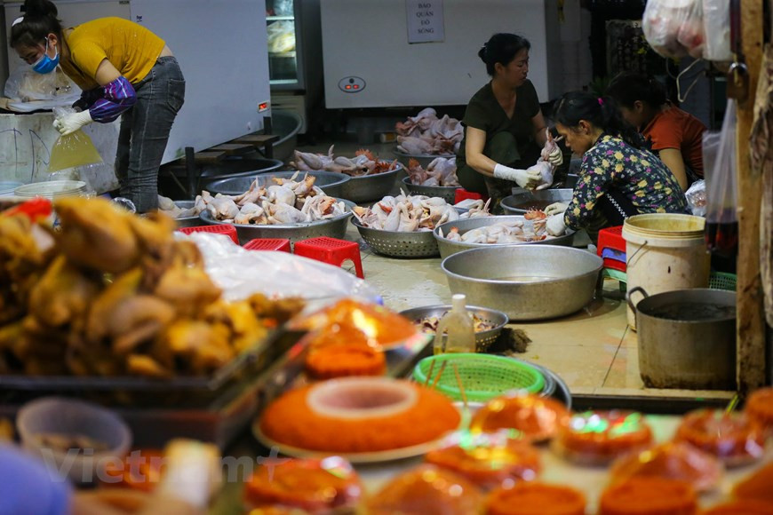 Le poulet est cuit directement au magasin. Photo: Minh Son/Vietnam+