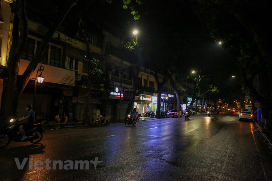 En 2018, ce chiffre a atteint 2,19 millions de personnes, preuve du facteur charme des quartiers entourant le lac Hoàn Kiêm. Depuis la mise en place de ces rues, l’arrondissement témoigne d’une recrudescence d’établissements touristiques. À présent, sur l’ensemble de l’arrondissement, on recense 176 tour-opérateurs, 585 hôtels et établissements de séjour avec plus de 12.000 chambres totalisant près de 7.020 milliards de dôngs de recettes totales en 2017 et de 8.840 milliards en 2018. Le Service municipal de la culture et des sports et le Comité populaire de l’arrondissement de Hoàn Kiêm invitent souvent provinces et villes à prendre part aux activités et événement se tenant dans les rues piétonnes. Photo: Vietnam+