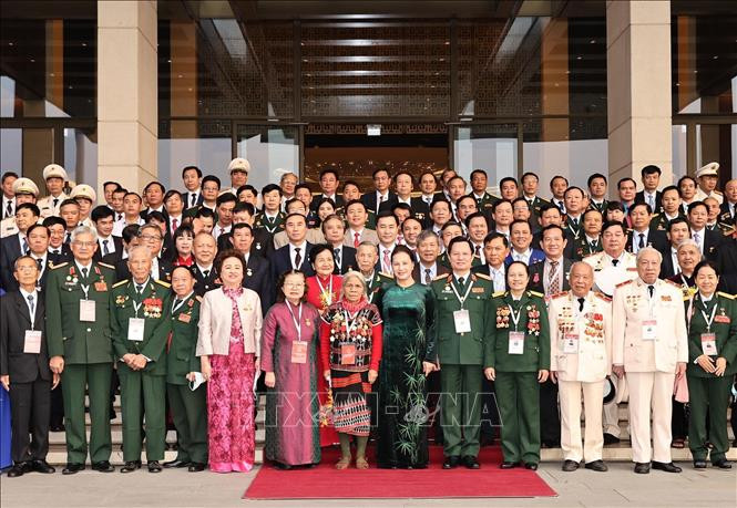 La présidente de l'AN Nguyen Thi Kim Ngan et les délégués lors de la rencontre. 