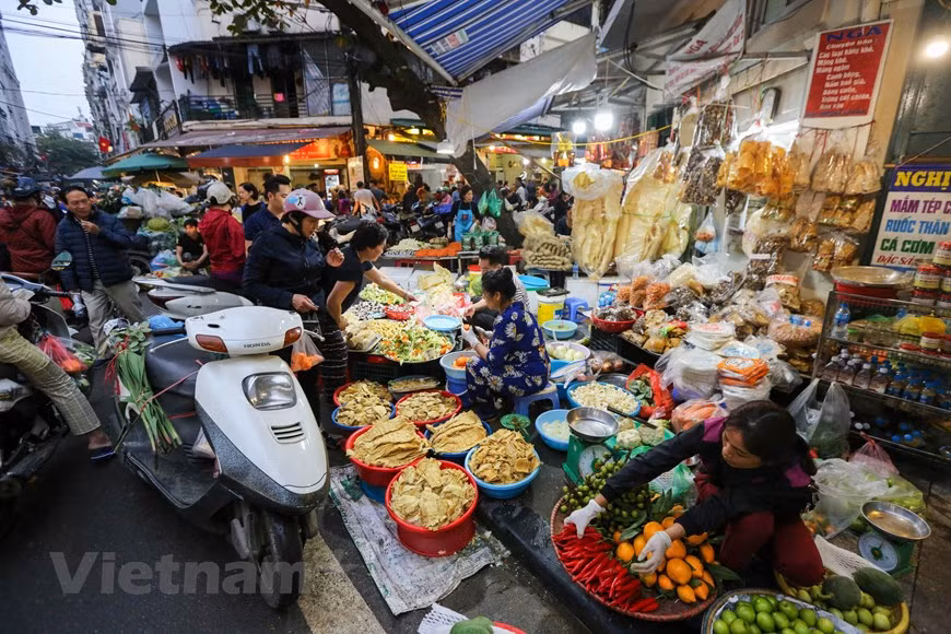 Au marché de Hang Be, les gens peuvent acheter tous les plats indispensables pour le Têt comme le poulet bouilli, les "nem", etc. Photo: Minh Son/Vietnam+ 