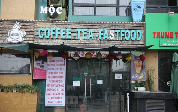 Des cafés sont fermés avant la mise en œuvre de la directive 16/CT-TTg sur la distanciation sociale pendant cette période. Le Premier ministre Nguyen Xuan Phuc a affirmé que le gouvernement contrôlait la situation et s’efforçait d’assurer le bien-être social, notamment les conditions de vie des plus démunis et des chômeurs. Il a indiqué que le gouvernement continuerait d’avancer des mesures pour aider les entreprises à surmonter leurs difficultés, d’intensifier les investissements publics, de garantir la sécurité et l’ordre social. Nguyen Xuan Phuc a ordonné à tous les organes de se concentrer sur l’application des mesures de protection des habitants. Photo: Hung Vo/Vietnam+