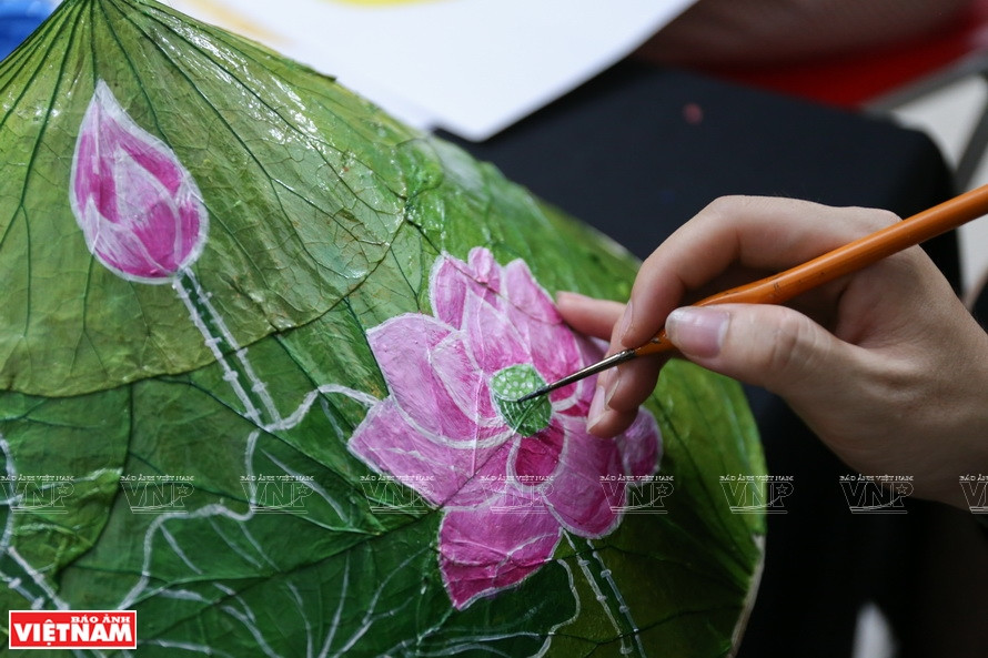 La peinture sur feuille de lotus demande de l’habileté.