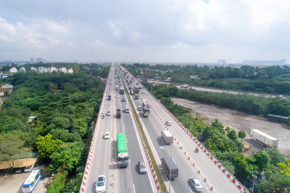 Après 10 ans de mise en service, le pont est toujours l’une des artères importantes de la capitale, contribuant à la réduction des embouteillages. Le pont Thanh Tri contribue également à soulager la pression de la circulation sur le pont Chuong Duong, à Hanoï, et à réduire considérablement le volume de véhicules traversant la capitale. Malgré de nombreuses tentatives des autorités de Hanoï pour réduire les embouteillages dans la capitale, les routes restent encombrées. Le ministère des Transports a déclaré que depuis 2016, la congestion du trafic dans 59 points chauds a été atténuée, mais 48 autres problèmes ont été mis au jour. Photo: Vietnam+