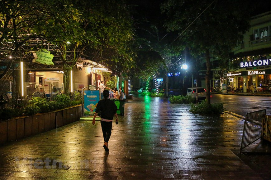 En particulier, le Service municipal de la Santé renforce les mesures de prévention et de contrôle de l’épidémie de COVID-19 dans les établissements médicaux, élargit les personnes pour les tests de dépistage du coronavirus. Le comité du Parti de la ville de Hanoi a demandé de valoriser le rôle du système politique local et celui des chefs des localités dans la mise en œuvre des mesures préventives contre l’épidémie de COVID-19. Il faut d’appliquer de manière proactive des mesures préventives, de détecter à temps des infections et de mettre en quarantaine des zones à haut risque pour contenir la propagation du. Photo: Vietnam+