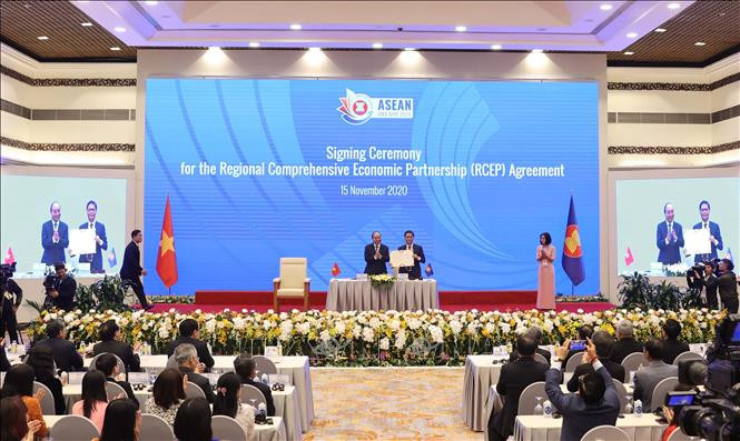 Le Premier ministre vietnamien Nguyen Xuan Phuc et les hauts dirigeants ont assisté à la cérémonie de signature de l'accord de Partenariat économique global régional (RECP).