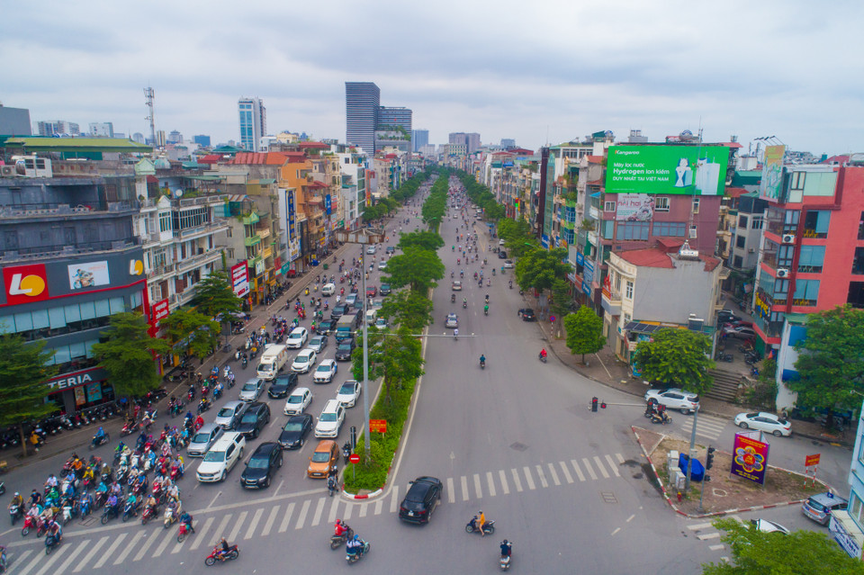 Mise en chantier en 2005, la route Kim Lien-Ô Cho Dua a été achevé en 2010 en l’honneur du 1000e anniversaire de Thang Long-Hanoï. La longueur totale de l'ensemble du parcours est de 550 m. La route Kim Lien - O Cho Dua (maintenant Xa Dan) représente un investissement total de 642 milliards de dongs, soit plus de 1,16 milliard de dong par mètre. Au moment de l'inauguration, cette route était considérée comme la route la plus chère de la planète. Elle fait partie de la route périphérique No 1 de la capitale. En tant qu’axe de circulation principal reliant l’Est à l’Ouest de la ville, la route périphérique No 1 traverse les arrondissements de Hoan Kiem, Cau Giay, Hai Ba Trung, Dong Da, Ba Dinh, Tay Ho. Photo : Vietnam+. 