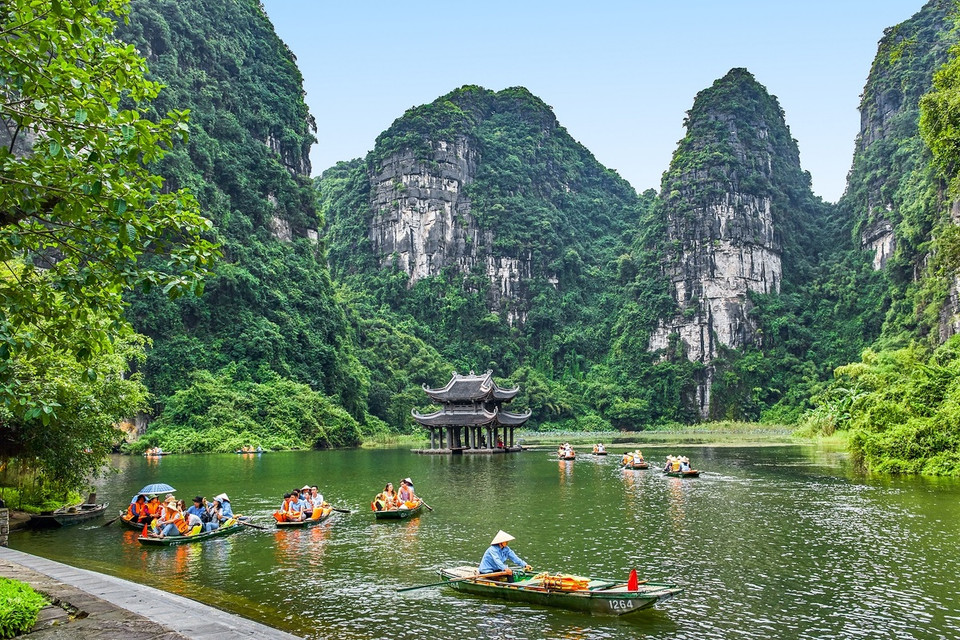 A la 10e place se trouve Ninh Binh, une destination célèbre pour le site de Trang An, Tam Coc - Bich Dong, l'ancienne capitale Hoa Lu, la pagode Bai Dinh ... Avec sa topographie tourmentée - montagnes, rivières, pitons calcaires, grottes - cet endroit est connu comme la "baie d'Ha Long terrestre". Photo: Pelikh Alexey / Shutterstock.