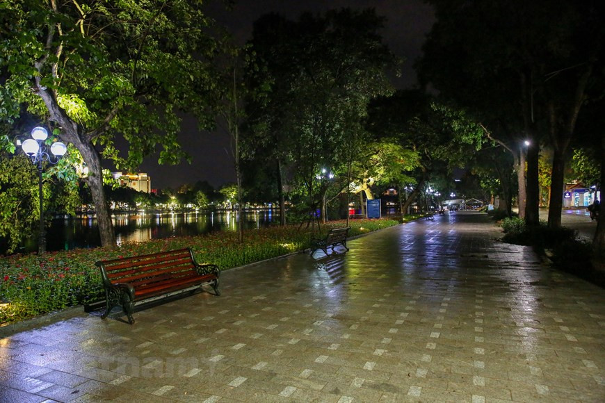 Les autorités de l’arrondissement de Tây Hô organisent elles aussi une rue piétonne, celle de Trinh Công Son, afin de décharger celles de Hoàn Kiêm, mais elle reste bien moins fréquentée que celles du Petit lac. Depuis longtemps, Hoàn Kiêm est considéré comme l’un des plus importants lieux touristiques de la capitale. Les touristes étrangers choisissent toujours le Vieux quartier comme lieu de séjour quand ils se rendent à Hanoï. La création de la zone piétonne était une nécessité afin de permettre à la ville d’attirer davantage de touristes. En 2016, 1,36 million de voyageurs ont séjourné dans l’arrondissement de Hoàn Kiêm. En 2017, il a accueilli 1,95 million de visiteurs, soit une hausse de 30,2% en glissement annuel. Photo: Vietnam+