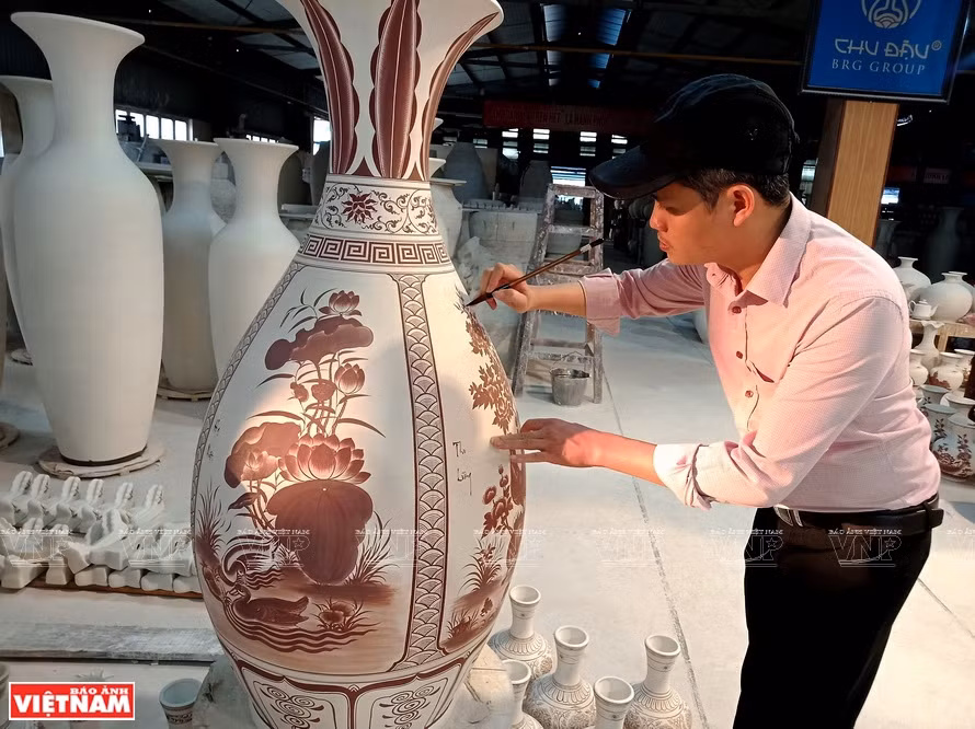 Des motifs de décoration traditionnels sur des vases de céramique. 