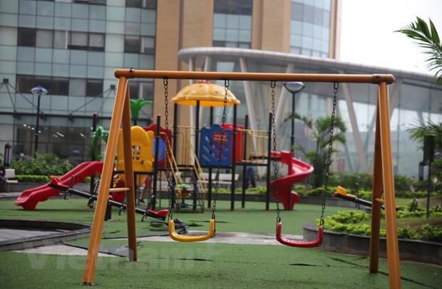 Les aires de jeux pour les enfants dans la nouvelle zone urbaine de Kim Van Kim Lu, de l'arrondissement de Hoang Mai, à Hanoi sont toujours désertes. Le Premier ministre, après avoir conclu un accord avec le président de l'Assemblée nationale, a rendu compte au Secrétaire général du Parti et président de l'Etat et a promulgué les Directives N° 15 et 16. La Directive N° 16 a posé la question de la distanciation sociale. Expliquant davantage ce contenu, le Premier ministre a déclaré que la distanciation sociale est une situation juridique qui n'est pas illégale pour protéger la santé et la vie des habitants. Le but est de limiter au maximum les interactions humaines dans la société telles que maintenir la distanciation sociale pour faire face à l'épidémie et aux situations dangereuses d'épidémie; garder la distance entre les gens. Photo: Hung Vo/Vietnam+