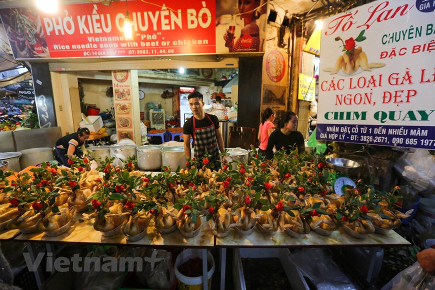 Le marché de Hang Be se situe dans le vieux quartier de Hanoi, et est célèbre par de magasins vendant des aliments transformés. Photo: Minh Son/Vietnam+
