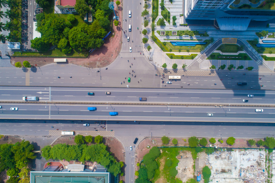 D'une longueur de 9 km avec 4 voies permettant aux voitures de circuler à 100 km/h, cette route joue un rôle important dans la circulation routière à Hanoi, et créera une connexion entre les axes routiers principaux comme les Nationales 1A et 5, les autoroutes Phap Vân-Ninh Binh, Lang-Hoa Lac, Thang Long-Nôi Bai..., contribuant au développement socio-économique et à la réduction des embouteillages et des accidents de la route, a souligné Nguyên Xuân Phuc, également président du Comité national de la sécurité routière. L'ancien ambassadeur du Japon au Vietnam, Yasuaki Tanizaki, a considéré ce projet comme un honneur pour le gouvernement et le peuple japonais via des assistances financières, des transferts technologiques, et assuré que son pays continuerait d'aider le Vietnam dans les temps qui viennent. Photo: Vietnam+